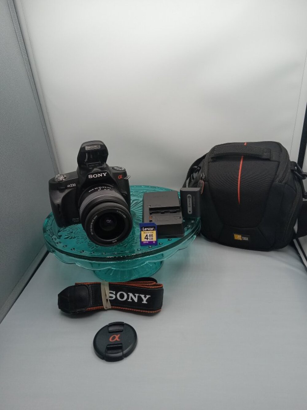 SONY ALPHA A230 10.2 MP DIGITAL CAMERA / BATTERIE CHARGER STRAP SD Card WorksCo